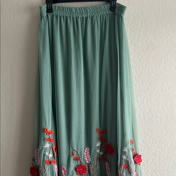 Like New! Avani Del Amour Embroidered Green Maxi Skirt in Size L - Picture 6 of 13